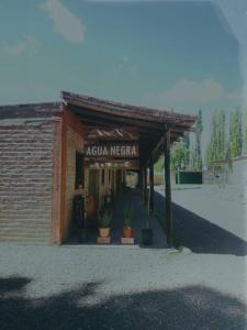 un bâtiment avec un panneau indiquant akua meza dans l'établissement Agua Negra, à Las Flores