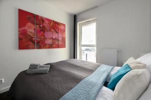 En eller flere senge i et værelse på Centre Point Ilumino by LovŁódźApartments