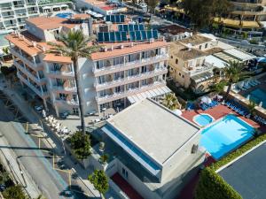 Bazén v ubytování Hotel Venecia Paguera nebo v jeho okolí