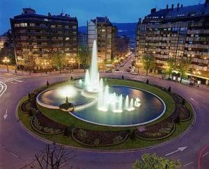 una fontana nel mezzo di una città di notte di VUT 795 AS Apartamento Marqués de Teverga 10 a Oviedo