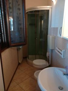 Et badeværelse på Monolocale e Bilocale Villa Adelaide + 18 billeder