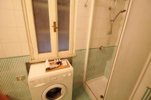 pralka w łazience z prysznicem w obiekcie Family 2BR Apartment in Via Giulia w Rzymie