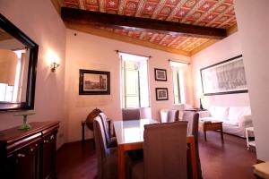 salon ze stołem i kanapą w obiekcie Family 2BR Apartment in Via Giulia w Rzymie +8 zdjęć
