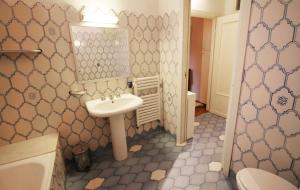 łazienka z umywalką i lustrem w obiekcie Family 2BR Apartment in Via Giulia w Rzymie