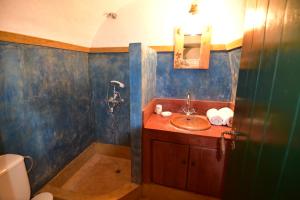 a bathroom with a sink and a tub and a toilet at Axion Studios in Aroniadika