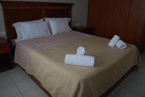 ein Schlafzimmer mit einem Bett mit zwei Handtüchern darauf in der Unterkunft Daniel's Apartment in Sarandë
