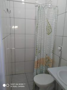 uma casa de banho com um WC e uma cortina de chuveiro em Pousada do Professor em Pirenópolis mais 19 fotografias