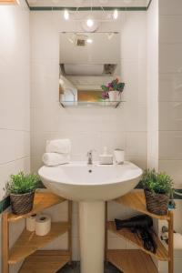 セビリアにあるElegante apartamento en el corazon de Sevilla.のバスルーム(白い洗面台、鏡付)