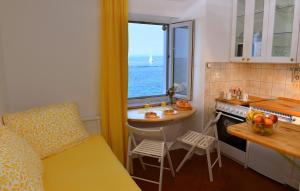 una pequeña cocina con mesa y ventana en Apart Seaview Piran, en Piran