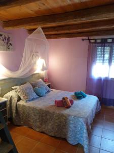 a bedroom with a bed with two stuffed animals on it at Casetes Joan de Pataca 3 in Deltebre