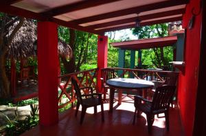 a patio with a table and chairs on a porch at Los Volcanes, Playa el Coco in Escameca