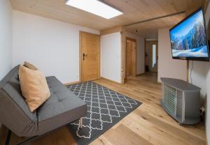 TV a/nebo společenská místnost v ubytování Chalet Ledibach