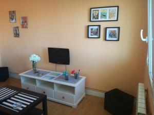 Televízia a/alebo spoločenská miestnosť v ubytovaní Apartamento Talako
