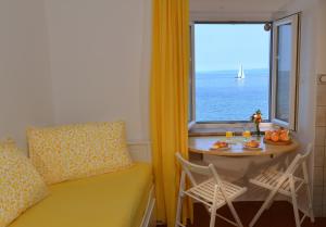 Un dormitorio con una mesa y una ventana con un velero en Apart Seaview Piran, en Piran 35 fotos más