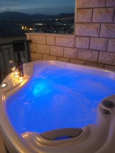 una grande vasca blu in una stanza con finestra di Luxury Apartments Mia a Podstrana
