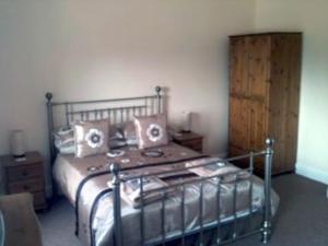 een slaapkamer met een bed en een houten deur bij Clifton Hotel in Weymouth