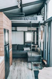 Poschodová posteľ alebo postele v izbe v ubytovaní Tiny Homes at Powderhorn Mountain Resort