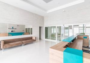 un soggiorno con divano e tavolo di Azure Luxury Sky Apartment a Skopje