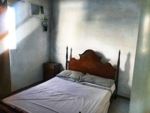 a bedroom with a bed with a wooden head board at Le Parc in Gualeguaychú