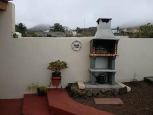 a small outdoor oven sitting next to a wall at Casa Rural Aguarijo in Mocanal