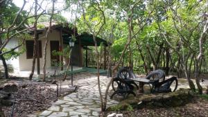 戈亞斯的住宿－Chalés Santo Verde，房子前面的一张桌子和椅子
