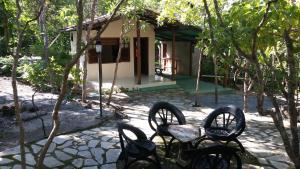 um grupo de cadeiras em frente a uma casa em Chalés Santo Verde em Goiás