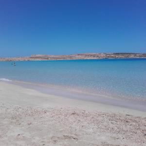 una playa con un cuerpo azul de agua en Petros Rooms en Koufonisia