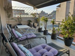 Μπαλκόνι ή βεράντα στο Super Loft With Acropolis View