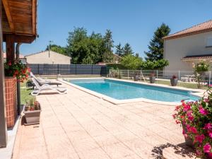 - une piscine avec une terrasse et une maison dans l'établissement Villa Calabrisella, à Lescure-dʼAlbigeois