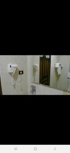 Ett badrum på Zagwe Hotel