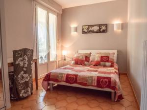 - une chambre avec un lit et une fenêtre dans l'établissement Villa Calabrisella, à Lescure-dʼAlbigeois