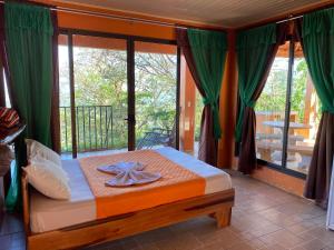 een slaapkamer met een bed met een handdoek erop bij Valle Encantado in San Isidro