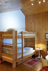 アンゼールにあるSki-in Apartment in Anzereのキャビン内の二段ベッド2台が備わる客室です。