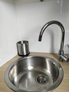 um lavatório de aço inoxidável numa cozinha em Studio Les Armuriers em Condom