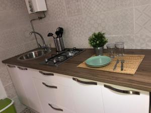 a kitchen counter with a sink and a plate on it at Apartamento Antonia muy cerca de la playa in Bolonia