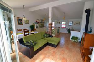 salon z zieloną kanapą i kuchnią w obiekcie Sibenik Modern Apartment w Szybeniku