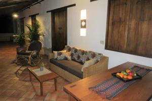 a living room with a couch and a table at Casa Alamanda B&B in Barichara