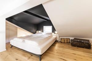 Un pat sau paturi într-o cameră la Montmartre