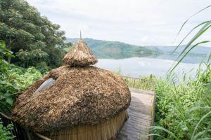 een strohut met uitzicht op een meer bij Byoona Amagara at Lake Bunyonyi in Kabale