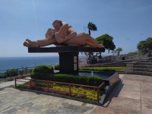 Una estatua de dos personas yaciendo en la cima del océano en Susana´s Private Room with Breakfast - Miraflores, en Lima