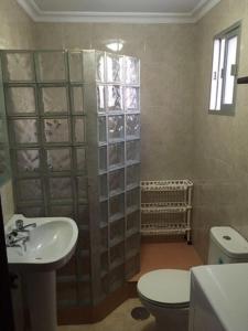 a bathroom with a sink and a toilet and a shower at Casa en Bolonia muy cerca de la playa in Bolonia