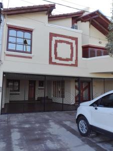 un coche blanco estacionado frente a una casa en La casona de ensueño en Formosa