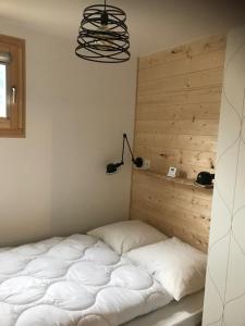 Postel nebo postele na pokoji v ubytování Chatel - appartement 2 pièces rénové - 4 personnes - proche centre - ménage inclus