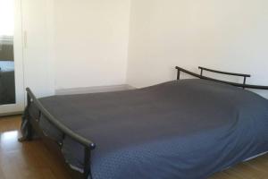 sypialnia z łóżkiem w pokoju w obiekcie F3 lumineux & cosy au centre de Mulhouse w Miluzie