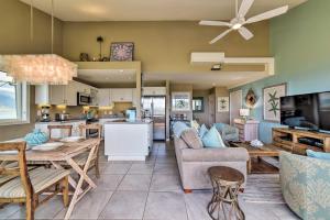 Posezení v ubytování Ocean-View Kihei Condo with Pool Access!