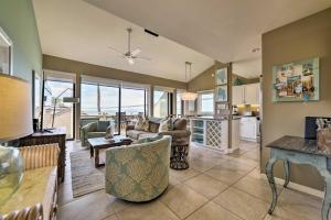 Posezení v ubytování Ocean-View Kihei Condo with Pool Access!