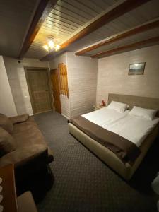 Postel nebo postele na pokoji v ubytování Dovbushanka Hotel