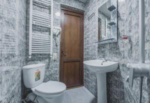 La salle de bains est pourvue de toilettes et d'un lavabo. dans l'établissement Hotel panorama svaneti, à Mestia