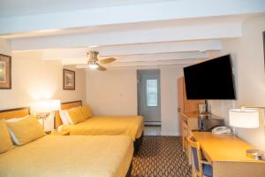 um quarto de hotel com duas camas e uma televisão de ecrã plano em Aspenalt Lodge em Basalt
