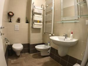 La salle de bains est pourvue de toilettes et d'un lavabo. dans l'établissement DA GIANNI E BEA, à Foligno